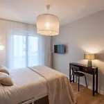 M100-103 Jolie En Colocation A *