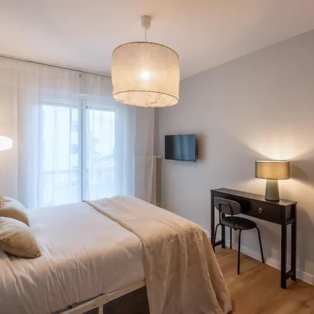 M100-103 Jolie En Colocation A *
