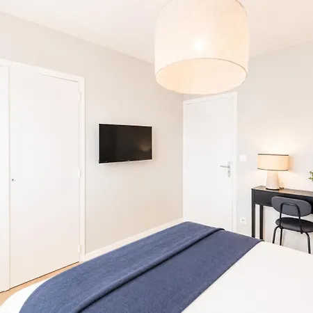M100 Jolie En Colocation à *